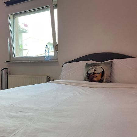 Large Room In Schuttrange Free Parking 10Mins To Airport Excellent Customer Services Kültér fotó