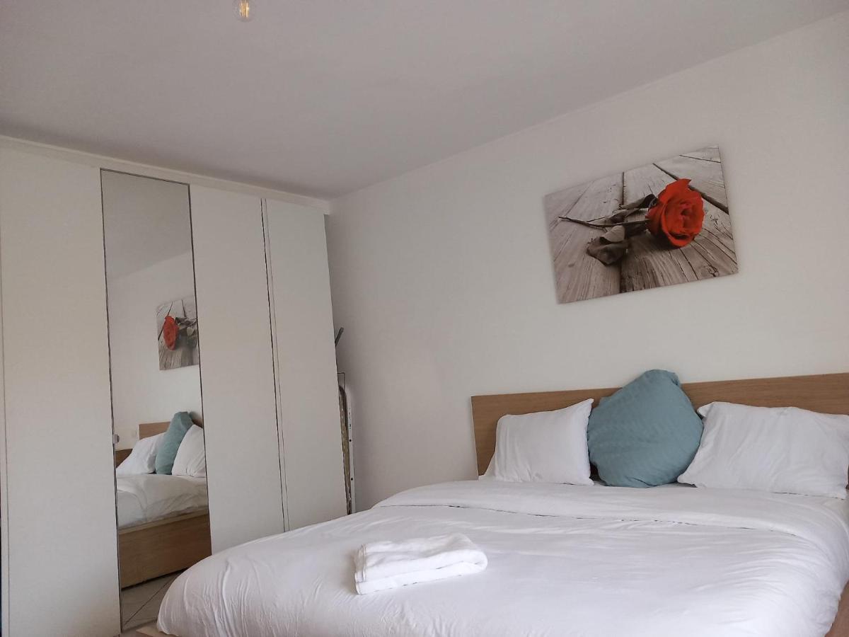 Large Room In Schuttrange Free Parking 10Mins To Airport Excellent Customer Services Kültér fotó