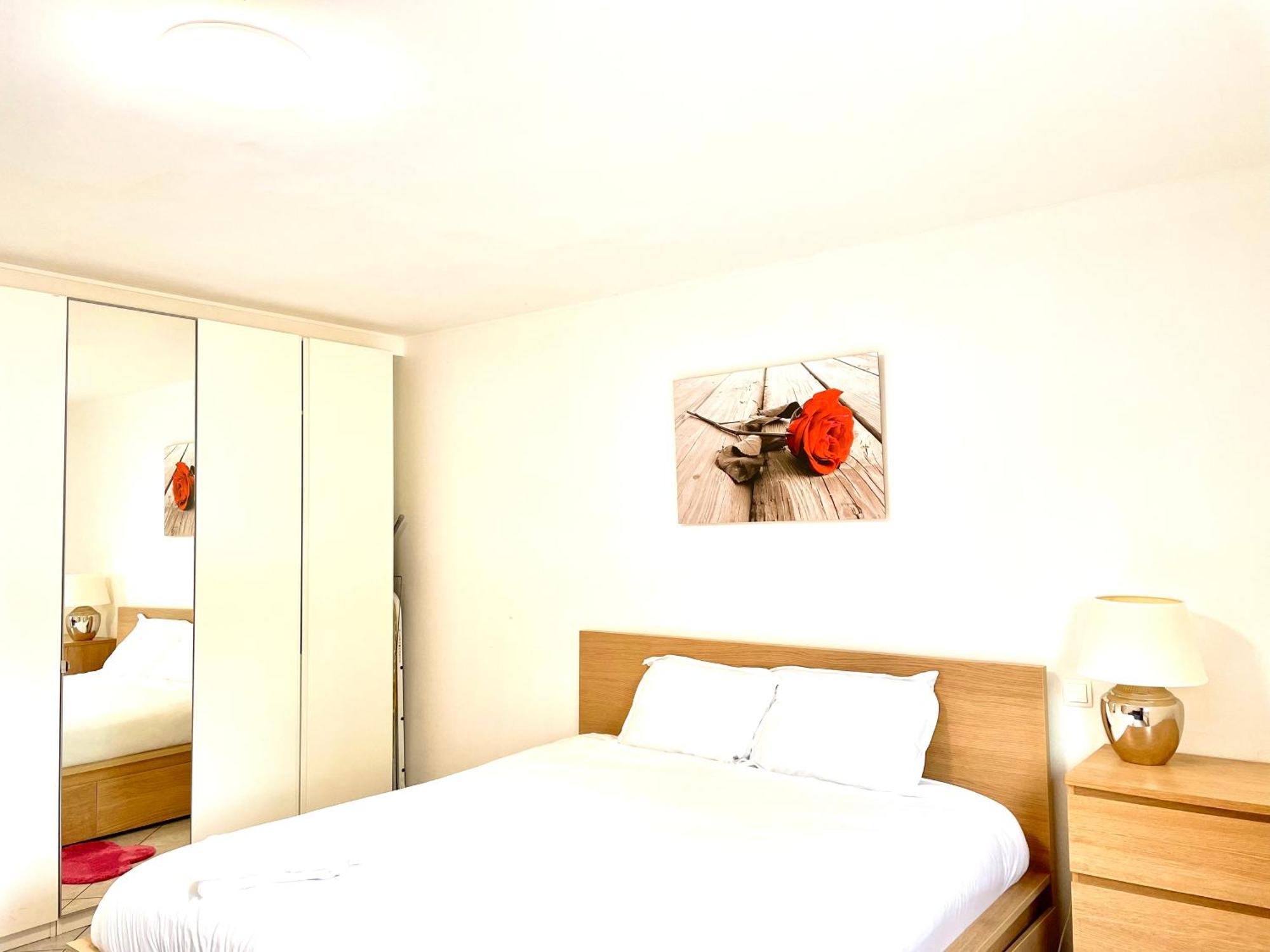 Large Room In Schuttrange Free Parking 10Mins To Airport Excellent Customer Services Kültér fotó