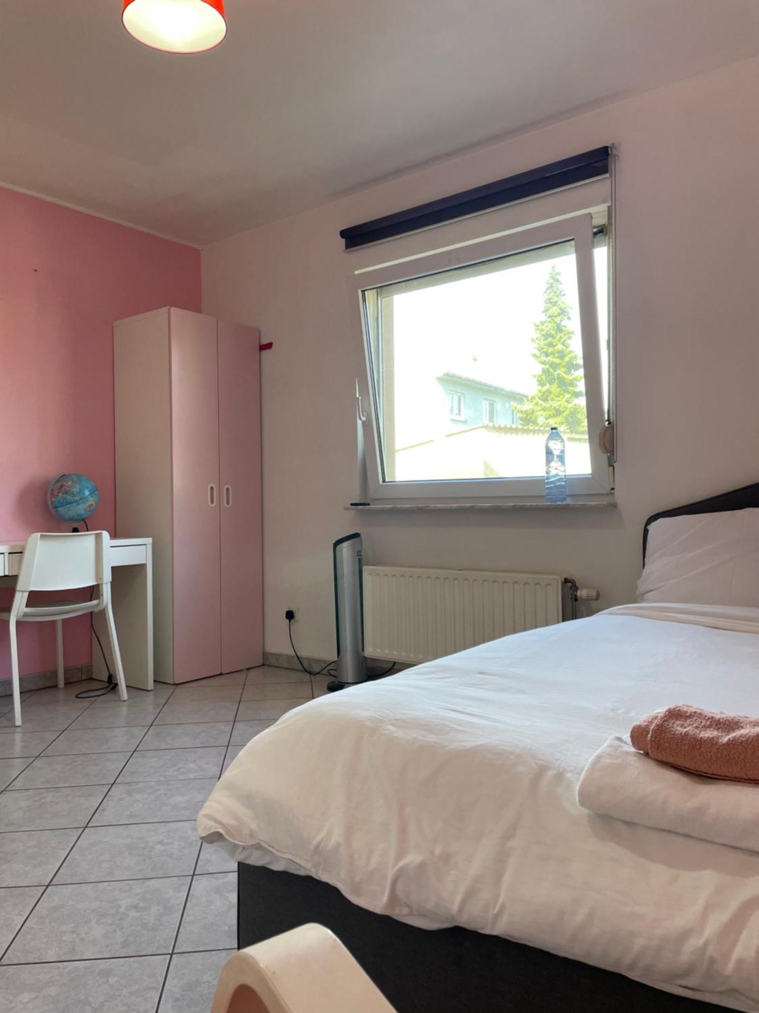 Large Room In Schuttrange Free Parking 10Mins To Airport Excellent Customer Services Kültér fotó