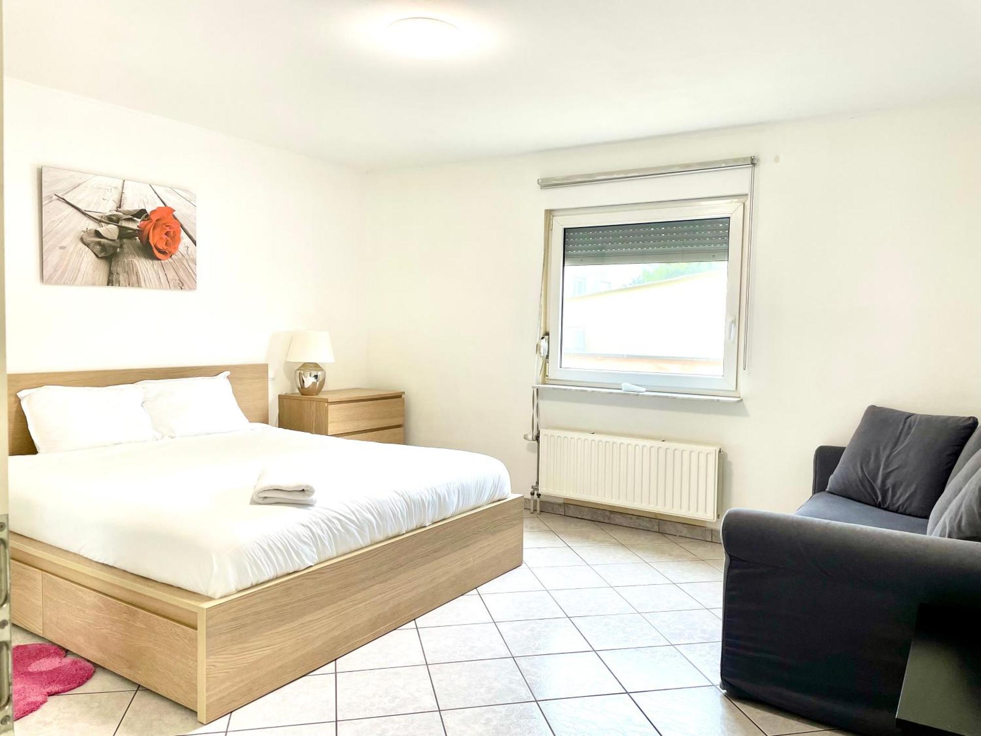 Large Room In Schuttrange Free Parking 10Mins To Airport Excellent Customer Services Kültér fotó